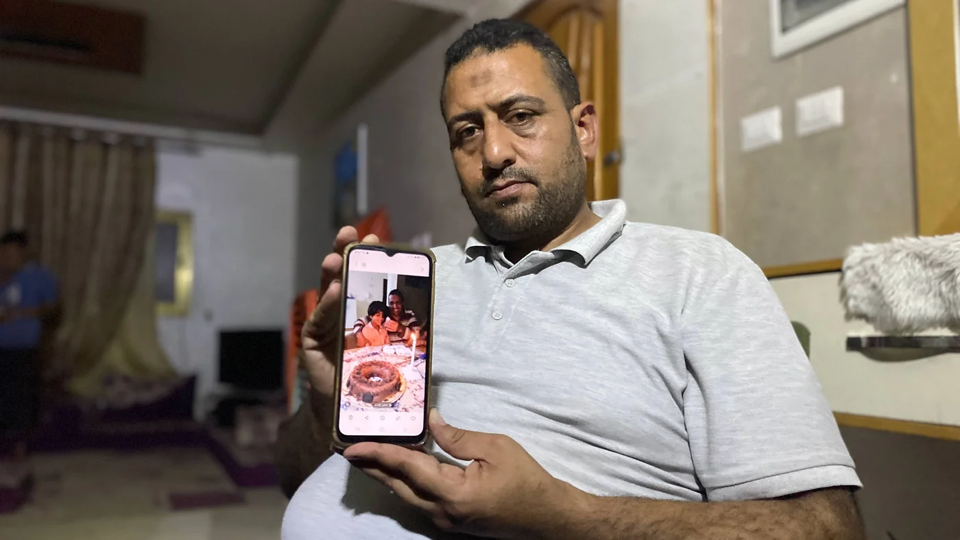 Daoud al-Saqa holds up a photo showing his son Noah on his birthday, 6 May 2025 Ahmed Dremly - MEE.webp - Masakr na pijaci u Gazi: Mog sina su mi ukrali